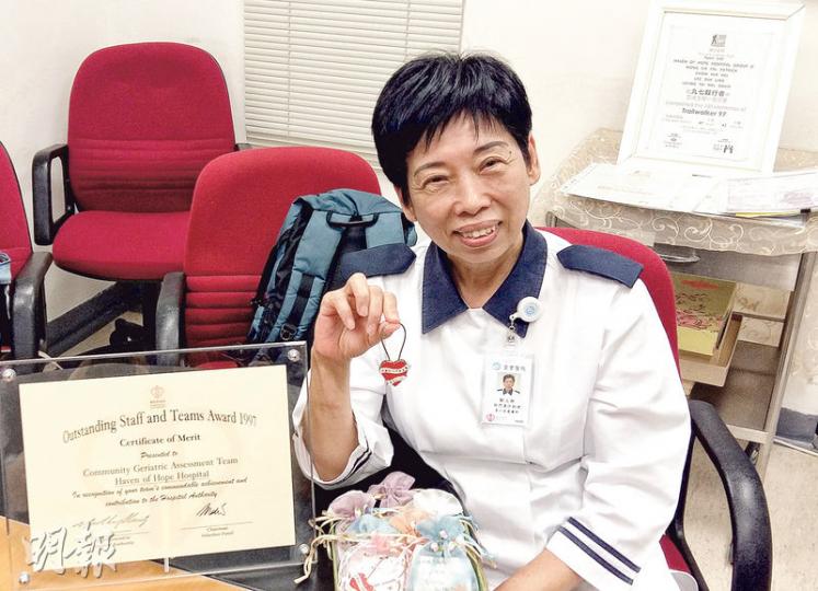 護士長鄒玉卿服務靈實醫院40年，剛於上月退休。她製作了800個寫上「喜樂的心乃是良藥」的匙扣送給同事，希望能激勵同事解開心鎖，以喜樂的心護理病人。（鄧力行攝）