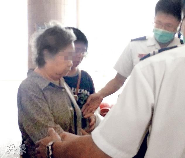 患抑鬱症老婦（圖）昨晨疑情緒失控，用菜刀斬傷兒子被捕後，與兒子分別由救護車送院檢查。（賴俊傑攝）