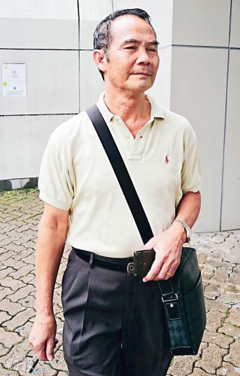 68歲的陳蘇（圖）被指於去年襲擊一名休班女警長，惟裁判官指事主及其同袍供辭嚴重矛盾，判陳無罪。陳脫罪後在庭外露出輕鬆笑容。（張梓鈴攝）