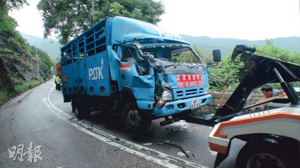 運石油氣貨車車頭凹陷損毁 （黃文雋攝）由消防員趕至救出送院 （黃文雋攝）