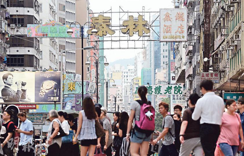 民建聯昨公布各區問題招牌情况，其中位於佐敦彌敦道上，2008年結業的泰林電器招牌仍然懸掛，招牌架上更「僭建」另一酒店招牌。（鍾林枝攝）