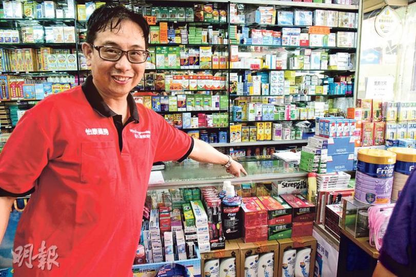 元朗一間藥房昨晨揭發被爆竊,除損失3萬元現金外,一批共值8萬元,包括「日本救心」及「安宮牛黃丸」的貴價藥物亦被掠去。圖為職員指示被偷貨品原來擺放位置。(鍾炳然攝) 元朗一間藥房昨晨揭發被爆竊,除損失3萬元現金外,一批共值8萬元,包括「日本救心」及「安宮牛黃丸」的貴價藥物亦被掠去。圖為職員指示被偷貨品原來擺放位置。(鍾炳然攝)