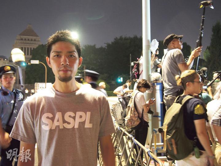 SEALDs成員元山仁士郎積極投身反安保法案學生運動，他去年也有參與反秘密保護法案學生組織，身穿的T恤印有反秘密保護法學生組織SASPL標誌。（林康琪攝）SEALDs逢星期五在國會前示威，成員率領參加者高呼口號，促廢除「戰爭法案」。（林康琪攝）