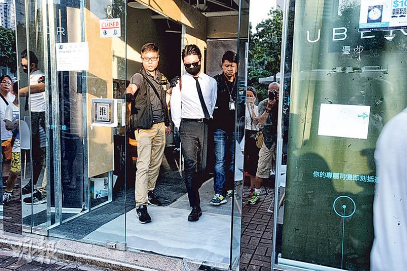 警方昨日分別到Uber位於長沙灣及中環公司調查,其間在長沙灣公司拘捕3名職員帶署扣查。(衛永康攝) 警方昨日分別到Uber位於長沙灣及中環公司調查,其間在長沙灣公司拘捕3名職員帶署扣查。(衛永康攝)