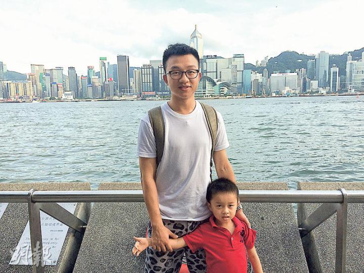 內地客陳先生說,人民幣貶值會兌換少點港元,但因只來港兩天,及購物主要以刷銀聯卡為主,人民幣下跌對他來港影響不大。(連綽瑤攝)不願上鏡的內地客胡小姐說,不會因人民幣貶值而兌少點港元,因覺得匯率與以往差不多,且她對刷卡不太放心,亦認為不太方便。(連綽瑤攝) 內地客陳先生說,人民幣貶值會兌換少點港元,但因只來港兩天,及購物主要以刷銀聯卡為主,人民幣下跌對他來港影響不大。(連綽瑤攝)不願上鏡的內地客胡小姐說,不會因人民幣貶值而兌少點港元,因覺得匯率與以往差不多,且她對刷卡不太放心,亦認為不太方便。(連綽瑤攝)