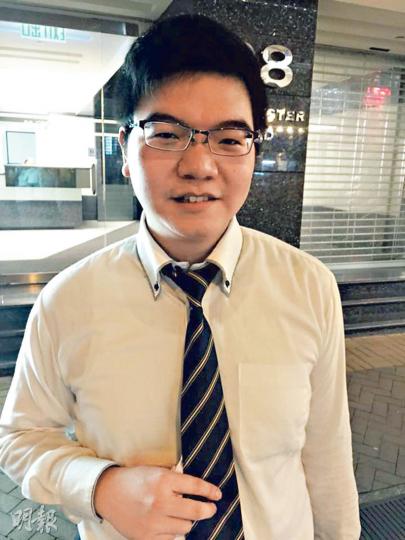 舒適堡顧客林先生昨晚到灣仔分店健身後表示,在店內無聽人提及老闆被捕一事,暫不擔心購買會籍的金錢付諸流水。(程梓龍攝) 舒適堡顧客林先生昨晚到灣仔分店健身後表示,在店內無聽人提及老闆被捕一事,暫不擔心購買會籍的金錢付諸流水。(程梓龍攝)