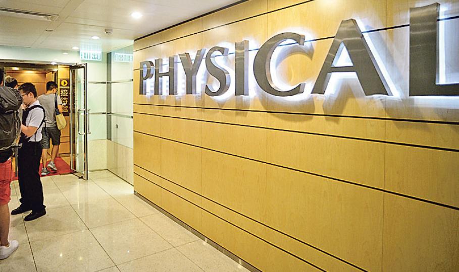 舒適堡被投訴以威嚇手段強行為顧客刷卡購買健身會籍,海關拘捕4人,被捕者包括舒適堡老闆及其妻。舒適堡昨日各分店如常運作。圖為旺角分店。(蘇智鑫攝)不良營商手法調查課監督許偉明講述涉事健身中心不當銷售手法,並提醒消費者「自保四式」,包括了解需要量力而為、立場堅定明確拒絕、勿輕易交出證件、信用卡及堅拒簽署無理交易等。(黃志東攝) 舒適堡被投訴以威嚇手段強行為顧客刷卡購買健身會籍,海關拘捕4人,被捕者包括舒適堡老闆及其妻。舒適堡昨日各分店如常運作。圖為旺角分店。(蘇智鑫攝)不良營商手法調查課監督許偉明講述涉事健身中心不當銷售手法,並提醒消費者「自保四式」,包括了解需要量力而為、立場堅定明確拒絕、勿輕易交出證件、信用卡及堅拒簽署無理交易等。(黃志東攝)