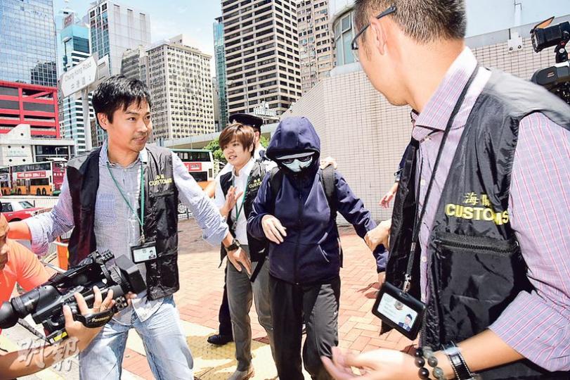 許明順妻子昨午在海關人員陪同下離開警署後,即登上海關小巴,到海關位於啓德的辦事處助查。(鍾炳然攝) 許明順妻子昨午在海關人員陪同下離開警署後,即登上海關小巴,到海關位於啓德的辦事處助查。(鍾炳然攝)