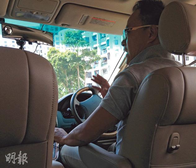 記者昨午召喚Uber車由金鐘往杏花邨,因跨區及多人爭車下,車資需要289元;司機更表示︰「昨日做到無停手,飯都未食……」(明報記者攝) 記者昨午召喚Uber車由金鐘往杏花邨,因跨區及多人爭車下,車資需要289元;司機更表示︰「昨日做到無停手,飯都未食……」(明報記者攝)