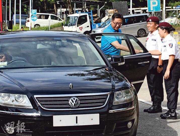 警務處長盧偉聰昨指出,警方是收到對Uber的投訴後,經調查採取行動,不排除會再有拘捕行動,圖為盧偉聰昨乘處長1號座駕到少年警訊活動的會場。(李紹昌攝)Uber長沙灣招募中心門口昨日掛上「休息」字牌。(李紹昌攝) 警務處長盧偉聰昨指出,警方是收到對Uber的投訴後,經調查採取行動,不排除會再有拘捕行動,圖為盧偉聰昨乘處長1號座駕到少年警訊活動的會場。(李紹昌攝)Uber長沙灣招募中心門口昨日掛上「休息」字牌。(李紹昌攝)