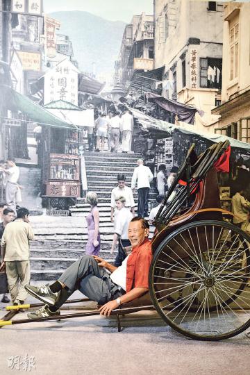 洪伯係香港僅存嘅人力車車伕,但近年行業衰落已甚少拉車,主要放喺山頂畀遊人影相收貼士錢,及以租車等維生。(黃志東攝) 洪伯係香港僅存嘅人力車車伕,但近年行業衰落已甚少拉車,主要放喺山頂畀遊人影相收貼士錢,及以租車等維生。(黃志東攝)