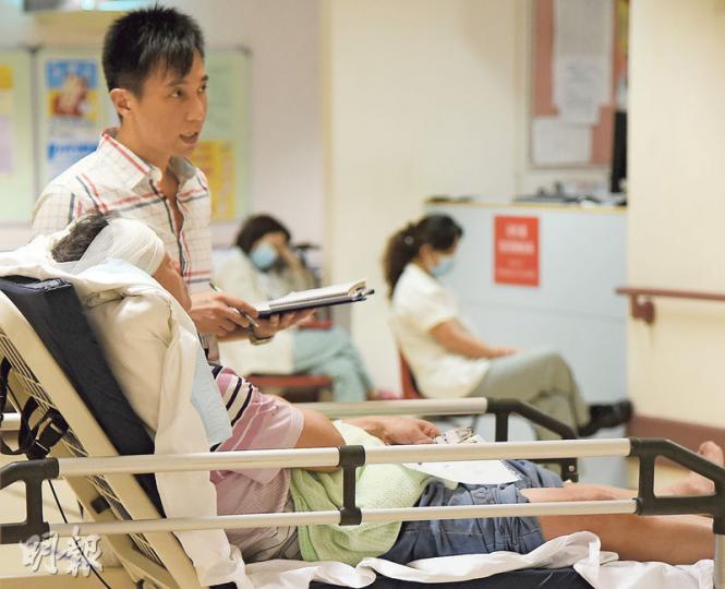 遇劫受傷事主送院後,在急症室向探員講述經過。(蔡方山攝) 遇劫受傷事主送院後,在急症室向探員講述經過。(蔡方山攝)
