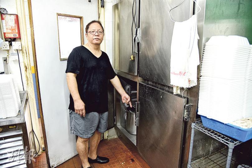 在馬會工作時學習過急救的劉先生(圖),事後向記者講述救人經過,並指示引致觸電的大雪櫃。(蔡方山攝) 在馬會工作時學習過急救的劉先生(圖),事後向記者講述救人經過,並指示引致觸電的大雪櫃。(蔡方山攝)