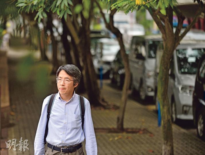 劉進圖昨重臨西灣河遇襲案發現場接受訪問,對於兇徒,他說「願意饒恕佢哋」,「我對兩名被告人無憎恨嘅感覺,為此我感恩」。(鄧宗弘攝) 劉進圖昨重臨西灣河遇襲案發現場接受訪問,對於兇徒,他說「願意饒恕佢哋」,「我對兩名被告人無憎恨嘅感覺,為此我感恩」。(鄧宗弘攝)