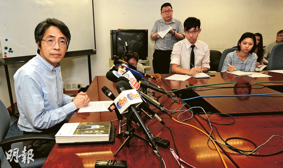 《明報》前總編輯、現任世華網絡營運總裁劉進圖(左)昨在遇襲案裁決後召開記者會,感謝陪審團裁決及警方全力調查案件。但他指真兇仍未現身,已把近年《明報》的「惹火」報道交給警方,冀助警方揪出主腦。(樊銳昌攝) 《明報》前總編輯、現任世華網絡營運總裁劉進圖(左)昨在遇襲案裁決後召開記者會,感謝陪審團裁決及警方全力調查案件。但他指真兇仍未現身,已把近年《明報》的「惹火」報道交給警方,冀助警方揪出主腦。(樊銳昌攝)