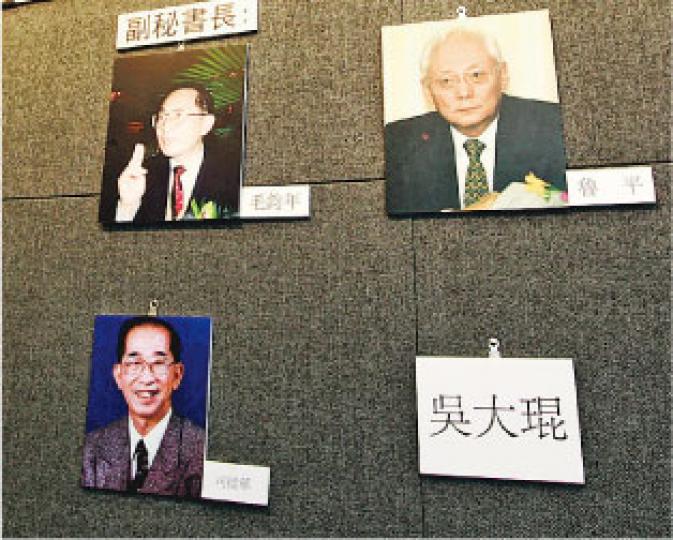 《文匯報》舉辦中國香港《基本法》頒布25周年大型圖片展,展出多個基本法草委嘅肖像同姓名,包括草委之一、已故支聯會前主席司徒華(左下)嘅相,但另一草委、民主黨創黨主席李柱銘就未見喺展板上。(郭慶輝攝) 基本法草委譚惠珠被問到有無發覺唔見咗另一名草委李柱銘幅相時,話唔知道原因,叫Emily問番個機構!珠姐嘅相亦有喺展板上(左下)。(郭慶輝攝) 《文匯報》舉辦中國香港《基本法》頒布25周年大型圖片展,展出多個基本法草委嘅肖像同姓名,包括草委之一、已故支聯會前主席司徒華(左下)嘅相,但另一草委、民主黨創黨主席李柱銘就未見喺展板上。(郭慶輝攝) 基本法草委譚惠珠被問到有無發覺唔見咗另一名草委李柱銘幅相時,話唔知道原因,叫Emily問番個機構!珠姐嘅相亦有喺展板上(左下)。(郭慶輝攝)