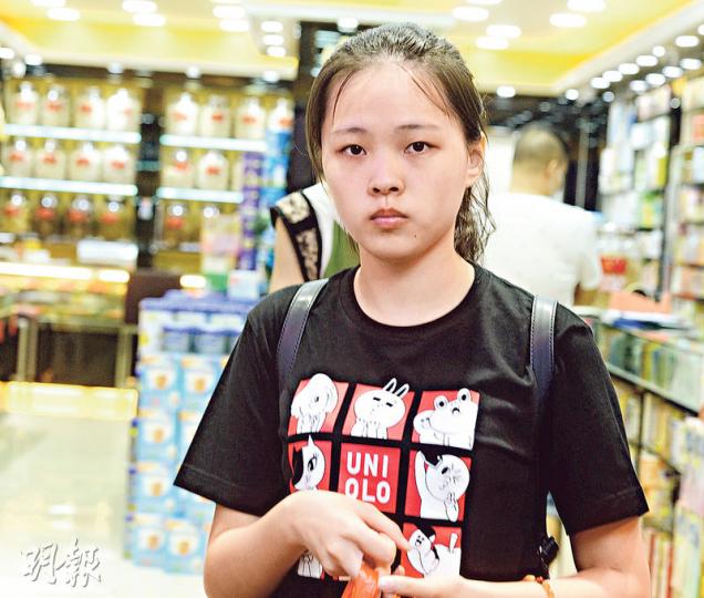 福建旅客陳小姐在銅鑼灣宗宏堂大藥坊購買藥油,稱多次來港購物未曾受騙。(劉焌陶攝) 福建旅客陳小姐在銅鑼灣宗宏堂大藥坊購買藥油,稱多次來港購物未曾受騙。(劉焌陶攝)
