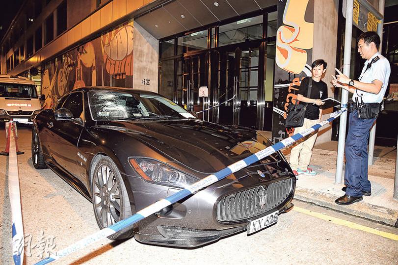 一對夫婦昨凌晨取回其瑪莎拉蒂(Maserati)跑車時,遭4名持水喉通男子襲擊受傷,名車擋風玻璃及後鏡亦遭砸毁,警方事後封鎖現場蒐證。(蔡方山攝) 一對夫婦昨凌晨取回其瑪莎拉蒂(Maserati)跑車時,遭4名持水喉通男子襲擊受傷,名車擋風玻璃及後鏡亦遭砸毁,警方事後封鎖現場蒐證。(蔡方山攝)