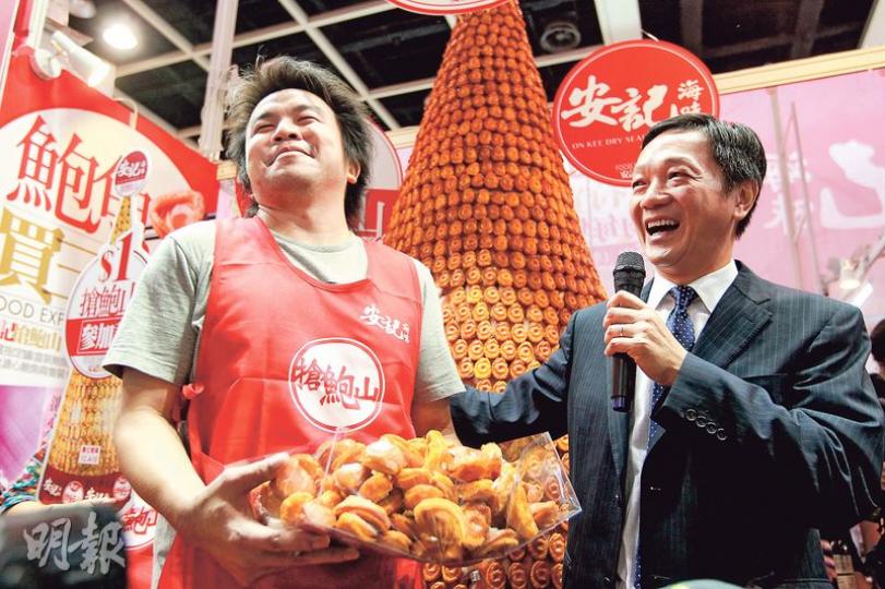 安記昨安排10名市民參與「搶鮑山」,黃先生(左)代表的一隊搶得150隻鮑魚,每人可獲19盒即食糖心鮑魚,價值約6000元。身旁的安記董事總經理潘權輝本預計參賽者1分鐘最多搶得120隻鮑魚,但超額送出鮑魚亦感開心,笑言參賽者「真係唔惜住我」。(郭慶輝攝) 受天雨影響,美食博覽昨早排隊等候入場的市民未見人頭湧湧,有參展商表示,早上人流較去年同期少兩成,至中午天氣轉好,人流才回升。(郭慶輝攝) 安記昨安排10名市民參與「搶鮑山」,黃先生(左)代表的一隊搶得150隻鮑魚,每人可獲19盒即食糖心鮑魚,價值約6000元。身旁的安記董事總經理潘權輝本預計參賽者1分鐘最多搶得120隻鮑魚,但超額送出鮑魚亦感開心,笑言參賽者「真係唔惜住我」。(郭慶輝攝) 受天雨影響,美食博覽昨早排隊等候入場的市民未見人頭湧湧,有參展商表示,早上人流較去年同期少兩成,至中午天氣轉好,人流才回升。(郭慶輝攝)