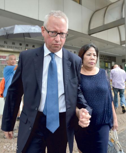 事主的父母、即本案兩名被告Nicholas Jason Cousins(左)及Herminia P Garcia(右)昨提堂完畢後拖手步出法院,神色凝重。(鄧宗弘攝) 事主的父母、即本案兩名被告Nicholas Jason Cousins(左)及Herminia P Garcia(右)昨提堂完畢後拖手步出法院,神色凝重。(鄧宗弘攝)