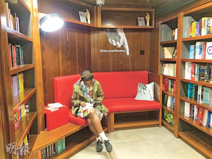 National Theatre的書店不大,但依然設有一角讓人坐下靜靜閱讀。 (Emma攝) 假日總會在倫敦看見很多書攤,多以售賣舊書為主。此為Southbank沿河的假日書攤,就在British Film Institute門外,看完書可以去看戲。(Emma攝) 倫敦這條古書街已成為其中一個旅遊景點,有專賣音樂書、插畫集、小說、戲劇文本等不同書類的書店,湊合起來會是另一家「Hatchards」。(Emma攝) Foyles現成為倫敦人心目中最常到的書店。(Emma攝) Hatchards特別寧 National Theatre的書店不大,但依然設有一角讓人坐下靜靜閱讀。 (Emma攝) 假日總會在倫敦看見很多書攤,多以售賣舊書為主。此為Southbank沿河的假日書攤,就在British Film Institute門外,看完書可以去看戲。(Emma攝) 倫敦這條古書街已成為其中一個旅遊景點,有專賣音樂書、插畫集、小說、戲劇文本等不同書類的書店,湊合起來會是另一家「Hatchards」。(Emma攝) Foyles現成為倫敦人心目中最常到的書店。(Emma攝) Hatchards特別寧