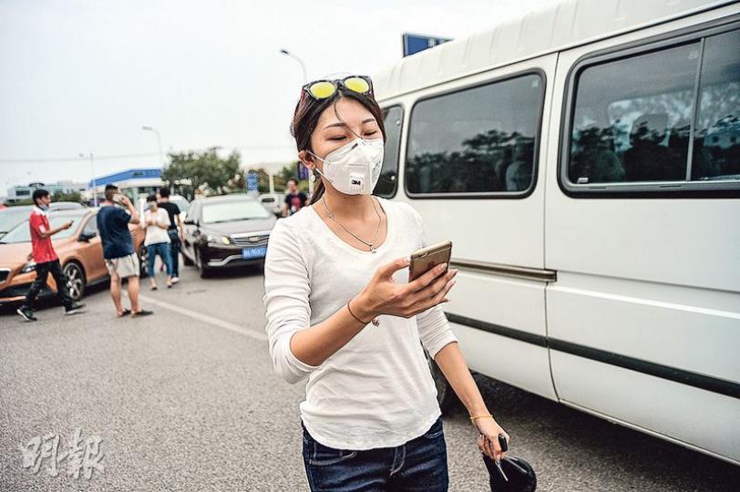 在開發區第二小學臨時安置點,有居民戴上口罩。(明報記者攝) 在開發區第二小學臨時安置點,有居民戴上口罩。(明報記者攝)