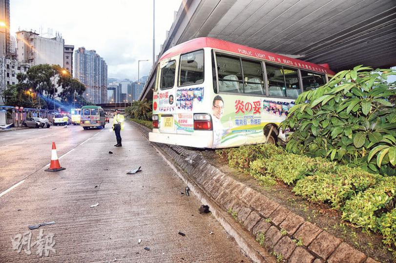 車禍中,公共小巴被撞至越過約兩呎高石壆,衝上橋底花槽,一名男乘客受傷需送院治理。(蔡方山攝)肇事私家車與公共小巴相撞後,再失控剷上路邊巴士站撞毁廣告燈箱,幸當時巴士站未有候車乘客,否則後果不堪設想。(蔡方山攝) 車禍中,公共小巴被撞至越過約兩呎高石壆,衝上橋底花槽,一名男乘客受傷需送院治理。(蔡方山攝)肇事私家車與公共小巴相撞後,再失控剷上路邊巴士站撞毁廣告燈箱,幸當時巴士站未有候車乘客,否則後果不堪設想。(蔡方山攝)