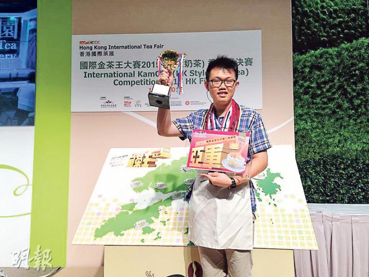 「國際金茶王大賽」展翅組亞軍林忠誠天生患重度聽障,但他無懼挑戰,想藉比賽向人證明聽障者的能力不亞於健全者。(湯珮然攝) 「國際金茶王大賽」展翅組亞軍林忠誠天生患重度聽障,但他無懼挑戰,想藉比賽向人證明聽障者的能力不亞於健全者。(湯珮然攝)