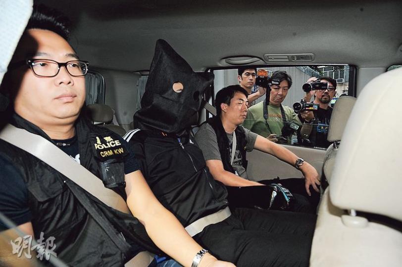 涉嫌透過手機程式利誘少女賣淫的「網上馬伕」,遇女警放蛇拘捕後,昨被黑布蒙頭押返警署扣查。(樊銳昌攝) 涉嫌透過手機程式利誘少女賣淫的「網上馬伕」,遇女警放蛇拘捕後,昨被黑布蒙頭押返警署扣查。(樊銳昌攝)