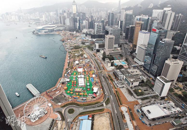 退休規劃師薛國強再次向城規會提出申請,想將駐港解放軍嘅添馬艦總部地皮由「軍事用地」變做「商業」,註明係酒店用途,因為覺得幅地做酒店好過做軍營。(李紹昌攝) 退休規劃師薛國強再次向城規會提出申請,想將駐港解放軍嘅添馬艦總部地皮由「軍事用地」變做「商業」,註明係酒店用途,因為覺得幅地做酒店好過做軍營。(李紹昌攝)