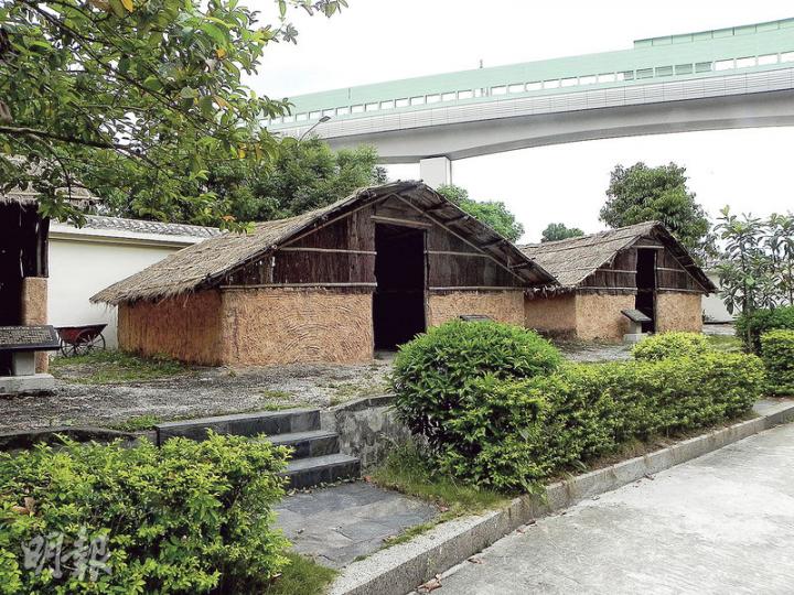 在白石龍村文化名人大營救紀念館的一角,復原了部分遺址,包括兵工廠、草寮招待所以及丫髻山後方醫務所遺址。(李泉攝)獲救的部分文化名人,在白石龍村的草寮招待所暫住。此為複製的舊址。(李泉攝)大營救紀念館內還保存了一座天主教堂,抗戰時期,教堂的神父和修女逃走了,游擊隊將此作為被營救的文化名人暫時棲身處。(李泉攝) 在白石龍村文化名人大營救紀念館的一角,復原了部分遺址,包括兵工廠、草寮招待所以及丫髻山後方醫務所遺址。(李泉攝)獲救的部分文化名人,在白石龍村的草寮招待所暫住。此為複製的舊址。(李泉攝)大營救紀念館內還保存了一座天主教堂,抗戰時期,教堂的神父和修女逃走了,游擊隊將此作為被營救的文化名人暫時棲身處。(李泉攝)