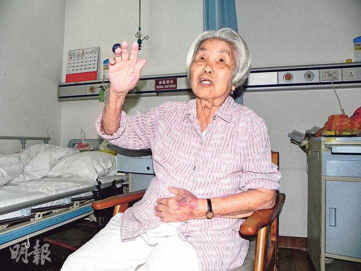 蔡松英婆婆(李泉攝)今年96歲的黃忠元婆婆表示,當時自己只有20多歲,在大營救時期,為了幫游擊隊送槍,還險些被日本人抓住。(李泉攝) 蔡松英婆婆(李泉攝)今年96歲的黃忠元婆婆表示,當時自己只有20多歲,在大營救時期,為了幫游擊隊送槍,還險些被日本人抓住。(李泉攝)