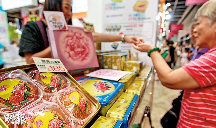 六大品牌月餅當中,榮華美心雙黃白蓮蓉月餅的糖及飽和脂肪含量皆屬最高。榮華表示,月餅皮須加入糖漿,白蓮蓉亦要用砂糖及油才有獨特清香及嫰滑口感;該公司已推出低糖月餅多年,並會研究減糖及飽和脂肪可行方案。(郭慶輝攝) 六大品牌月餅當中,榮華美心雙黃白蓮蓉月餅的糖及飽和脂肪含量皆屬最高。榮華表示,月餅皮須加入糖漿,白蓮蓉亦要用砂糖及油才有獨特清香及嫰滑口感;該公司已推出低糖月餅多年,並會研究減糖及飽和脂肪可行方案。(郭慶輝攝)