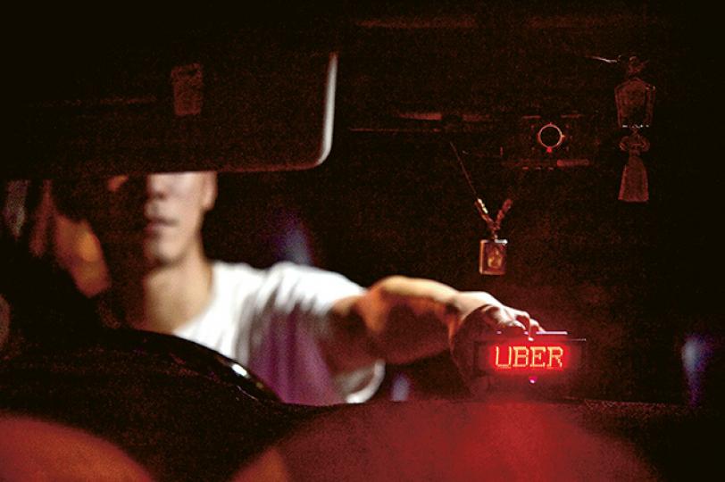 不欲上鏡的李先生與其他司機自行訂製了Uber燈牌,上下班繁忙時間途經巴士及的士站便展示燈牌,令乘客知道附近有Uber車可供預約。(鄧宗弘攝) 不欲上鏡的李先生與其他司機自行訂製了Uber燈牌,上下班繁忙時間途經巴士及的士站便展示燈牌,令乘客知道附近有Uber車可供預約。(鄧宗弘攝)