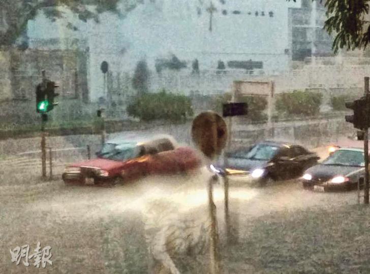 紅色暴雨期間,馬鞍山富安花園滂沱大雨,馬路水深逾1呎,駛經車輛都要減速駛過「水塘」,以免死火「拋錨」。(網民Edward Pang攝) 紅色暴雨期間,馬鞍山富安花園滂沱大雨,馬路水深逾1呎,駛經車輛都要減速駛過「水塘」,以免死火「拋錨」。(網民Edward Pang攝)