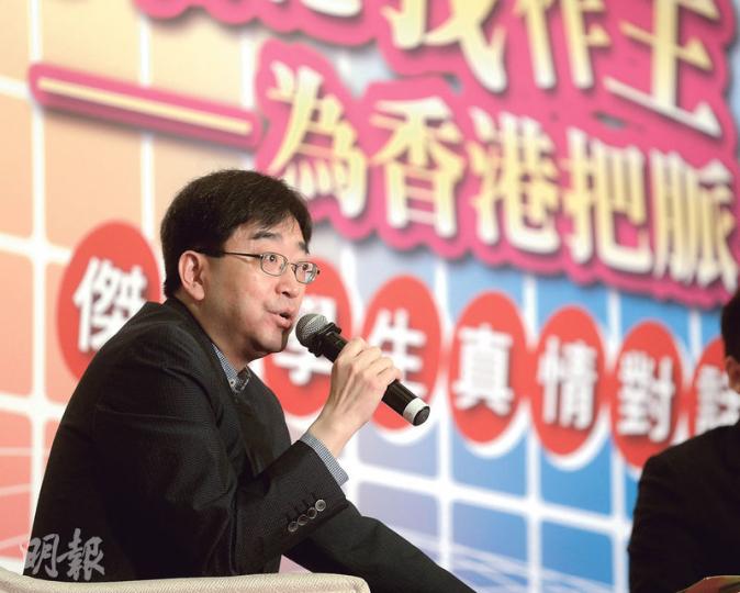 據港大民調顯示,食衛局長高永文的淨支持度達67個百分點,為眾局長之首,被問到會否參選特首選舉,高稱﹕「完全不在我的考慮內。」(鍾林枝攝) 據港大民調顯示,食衛局長高永文的淨支持度達67個百分點,為眾局長之首,被問到會否參選特首選舉,高稱﹕「完全不在我的考慮內。」(鍾林枝攝)