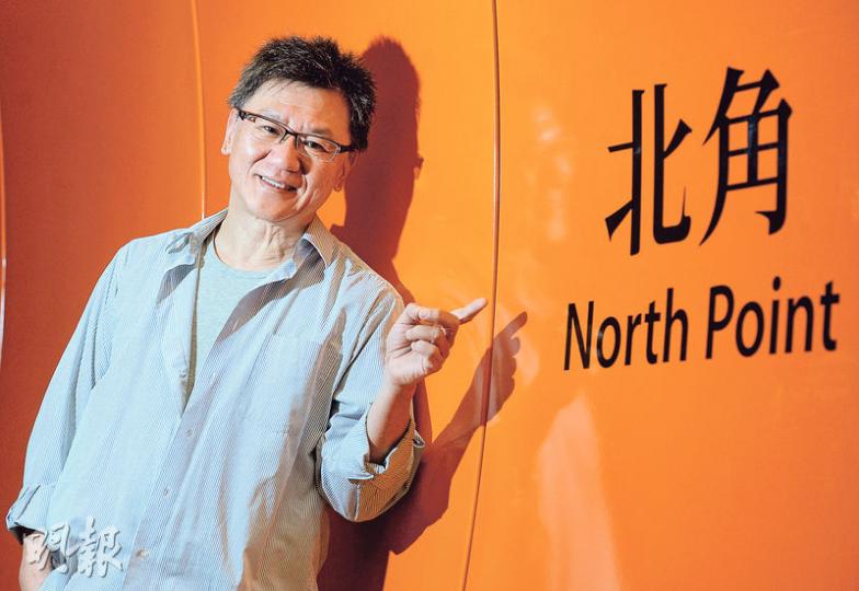 造字達人柯熾堅(劉焌陶攝)柯熾堅在列車長椅上,一筆一畫,說文解字。(劉焌陶攝) 造字達人柯熾堅(劉焌陶攝)柯熾堅在列車長椅上,一筆一畫,說文解字。(劉焌陶攝)