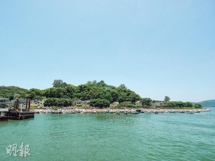 (陳嘉文攝)長春社文化古蹟資源中心的阿邦(陳嘉文攝)勝利合記石灰窯廠,現在剩下兩座相對完好的建築物,廠名用石雕,兩層高的瓦頂廠房,宏偉依然。(陳嘉文攝)偌大的牛皮廠,廠房已倒塌,餘下的廢墟,現場看更具震撼力。(陳嘉文攝)火柴廠範圍很大,由北灣延伸至東灣,當年工廠有豎立界石以標示廠房範圍。去年,阿邦在東灣仍找到界石(上圖,界石圖片由長春社文化古蹟資源中心提供),但這次來到,遍尋不獲,看來已被剷走了。(陳嘉文攝)超記已開店四十多年,店舖所在的街道,以前滿是類似的瓷器店。(陳嘉文攝)仙姊廟的外觀,設計 (陳嘉文攝)長春社文化古蹟資源中心的阿邦(陳嘉文攝)勝利合記石灰窯廠,現在剩下兩座相對完好的建築物,廠名用石雕,兩層高的瓦頂廠房,宏偉依然。(陳嘉文攝)偌大的牛皮廠,廠房已倒塌,餘下的廢墟,現場看更具震撼力。(陳嘉文攝)火柴廠範圍很大,由北灣延伸至東灣,當年工廠有豎立界石以標示廠房範圍。去年,阿邦在東灣仍找到界石(上圖,界石圖片由長春社文化古蹟資源中心提供),但這次來到,遍尋不獲,看來已被剷走了。(陳嘉文攝)超記已開店四十多年,店舖所在的街道,以前滿是類似的瓷器店。(陳嘉文攝)仙姊廟的外觀,設計
