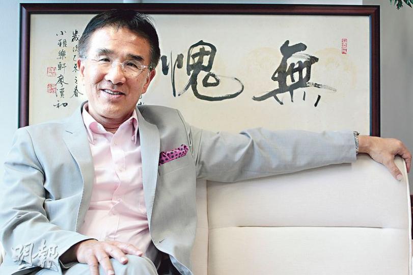 新民黨田北辰把友人送給他的「無愧」字畫擺放在立法會辦公室,指做議員要為民請命,但爭取權益也要合理合情,最重要是做到無愧於心。(郭慶輝攝) 新民黨田北辰把友人送給他的「無愧」字畫擺放在立法會辦公室,指做議員要為民請命,但爭取權益也要合理合情,最重要是做到無愧於心。(郭慶輝攝)