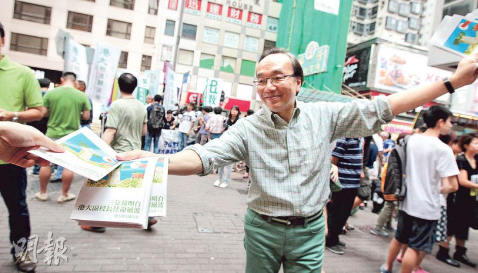 港大校友關注組於灣仔設街站,呼籲校友出席9月1日由港大畢業生議會召開的特別會員大會。關注組成員、公民黨議員梁家傑於現場派發傳單。(李澤彤攝) 港大校友關注組於灣仔設街站,呼籲校友出席9月1日由港大畢業生議會召開的特別會員大會。關注組成員、公民黨議員梁家傑於現場派發傳單。(李澤彤攝)