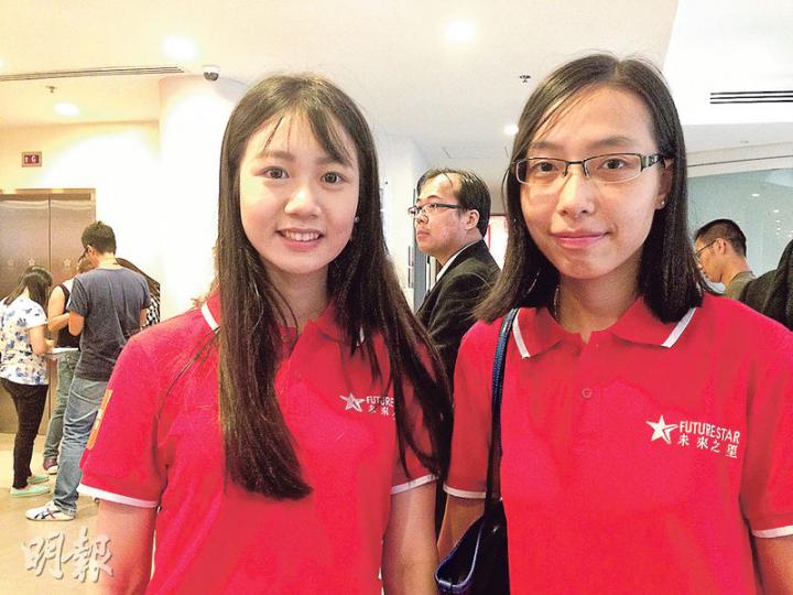 恒生管理學院江同學(左)及中文大學董同學(右)參加咗「未來之星中國國情教育培訓班」,將往北京,表明會帶埋口罩。兩人都話期待喺北京做啲普通遊客做唔到嘅事,包括參訪三軍儀仗隊同喺清華上堂。(楊康琪攝) 恒生管理學院江同學(左)及中文大學董同學(右)參加咗「未來之星中國國情教育培訓班」,將往北京,表明會帶埋口罩。兩人都話期待喺北京做啲普通遊客做唔到嘅事,包括參訪三軍儀仗隊同喺清華上堂。(楊康琪攝)