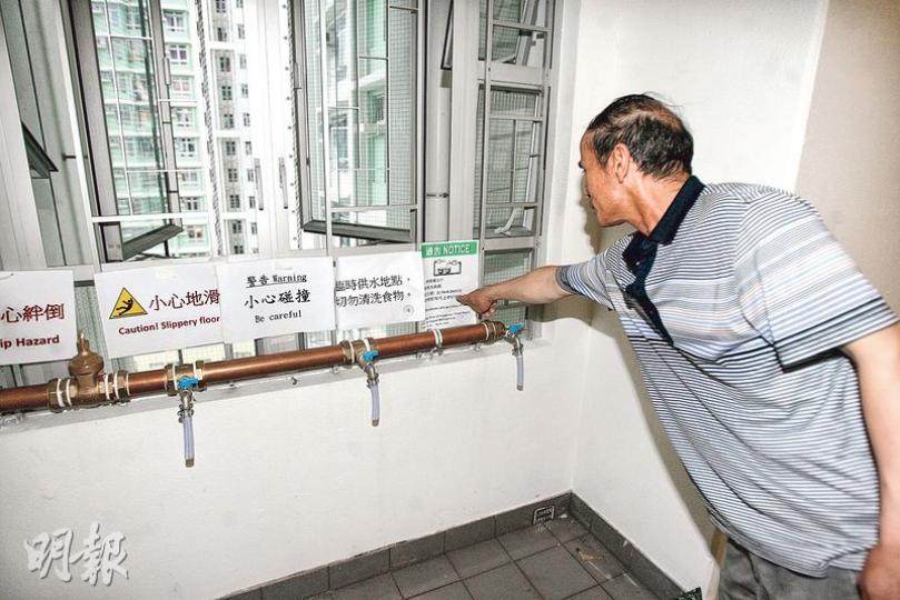 啟晴邨各層的臨時供水系統昨啟用,居民可於所住樓層的水喉取水。(伍浦鋒攝) 啟晴邨各層的臨時供水系統昨啟用,居民可於所住樓層的水喉取水。(伍浦鋒攝)
