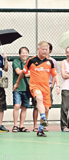 阿叻踢到汗流浹背,可惜球技被批評。(攝影:孫華中)李克勤(左起)、謝天華及梁烈唯出席球賽向胡國雄致敬。(攝影:孫華中)何鑑江放下芥蒂出席「胡國雄紀念盃」。(攝影:孫華中) 阿叻踢到汗流浹背,可惜球技被批評。(攝影:孫華中)李克勤(左起)、謝天華及梁烈唯出席球賽向胡國雄致敬。(攝影:孫華中)何鑑江放下芥蒂出席「胡國雄紀念盃」。(攝影:孫華中)