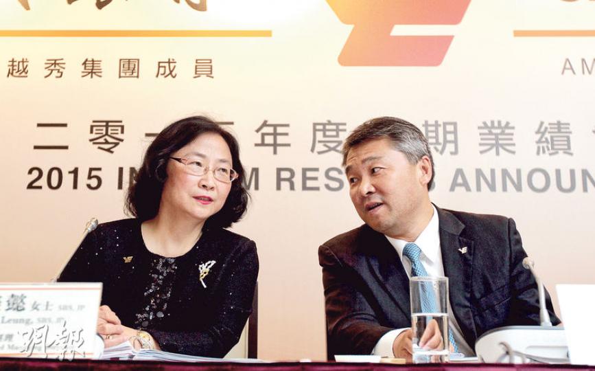 創興銀行副主席兼董事總經理梁高美懿(左)表示,供股集資所得將用於補充資本金、擴展內地業務、重整香港分行網絡、增強產品結構及改善資訊科技系統。圖右為該行主席張招興。(李澤彤攝) 創興銀行副主席兼董事總經理梁高美懿(左)表示,供股集資所得將用於補充資本金、擴展內地業務、重整香港分行網絡、增強產品結構及改善資訊科技系統。圖右為該行主席張招興。(李澤彤攝)