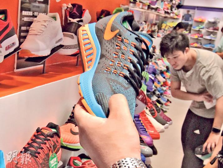 Nike Zoom Structure 18(圖)在5個穩定性跑鞋樣本中,獲跑手評分最低,參與測試的跑手認為它不及其他型號舒適,性能亦一般。(李澤彤攝) Nike Zoom Structure 18(圖)在5個穩定性跑鞋樣本中,獲跑手評分最低,參與測試的跑手認為它不及其他型號舒適,性能亦一般。(李澤彤攝)