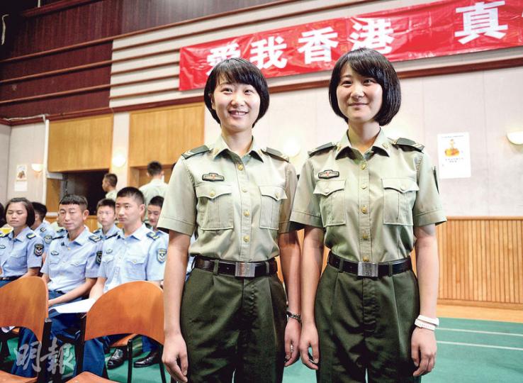駐軍原來有對孖女,陸瀟(左)與陸琪(右)出席捐血活動,可惜紅十字會話佢哋剛病好,唔可以為香港付出第一滴血。陸琪話捐血可增進解放軍與港人之間情誼,而身為解放軍有義務參與公益活動。﹙鍾林枝攝) 駐軍原來有對孖女,陸瀟(左)與陸琪(右)出席捐血活動,可惜紅十字會話佢哋剛病好,唔可以為香港付出第一滴血。陸琪話捐血可增進解放軍與港人之間情誼,而身為解放軍有義務參與公益活動。﹙鍾林枝攝)