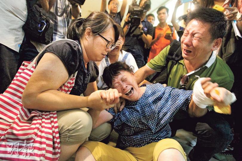 在爆炸中喪生的內地男遊客翁達(下圖),其家人到達殯儀中心辦理認屍手續期間,翁母(中)一度痛哭跌坐地上,不停搥胸,同行親友邊流淚邊扶着她安慰。(林俊源攝) 在爆炸中喪生的內地男遊客翁達(下圖),其家人到達殯儀中心辦理認屍手續期間,翁母(中)一度痛哭跌坐地上,不停搥胸,同行親友邊流淚邊扶着她安慰。(林俊源攝)
