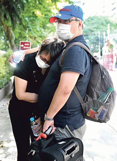 港人死者陳詠釿的父母昨到達泰國辦理認屍手續,當兩人在電子熒幕上看到女兒遺體時傷心欲絕,陳母伏在丈夫肩上飲泣。(林俊源攝)當地時間晚上約10時半,有數名男女到醫院,為24歲姓彭女死者辦理認屍手續。(林俊源攝) 港人死者陳詠釿的父母昨到達泰國辦理認屍手續,當兩人在電子熒幕上看到女兒遺體時傷心欲絕,陳母伏在丈夫肩上飲泣。(林俊源攝)當地時間晚上約10時半,有數名男女到醫院,為24歲姓彭女死者辦理認屍手續。(林俊源攝)