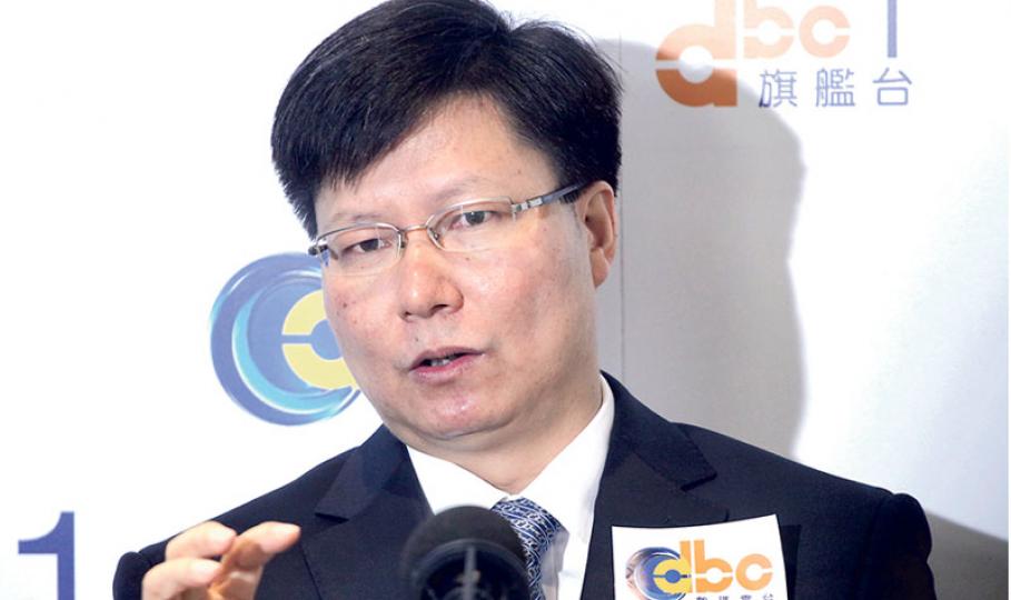 中聯辦警務聯絡部副處長吳國鎮(圖)昨日罕有接受電台訪問。他在DBC數碼電台節目中重申,中聯辦不會打電話接觸港人及索取金錢,提醒市民勿輕信騙徒。(李紹昌攝) 中聯辦警務聯絡部副處長吳國鎮(圖)昨日罕有接受電台訪問。他在DBC數碼電台節目中重申,中聯辦不會打電話接觸港人及索取金錢,提醒市民勿輕信騙徒。(李紹昌攝)