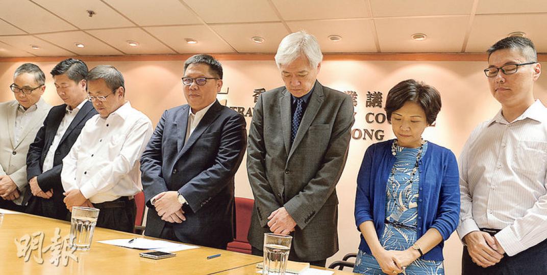 旅遊業議會昨就曼谷爆炸案與旅行社開緊急會議,會前為事件中死難者默哀。中為旅議會總幹事董耀中,左為該會主席胡兆英。(劉焌陶攝) 旅遊業議會昨就曼谷爆炸案與旅行社開緊急會議,會前為事件中死難者默哀。中為旅議會總幹事董耀中,左為該會主席胡兆英。(劉焌陶攝)
